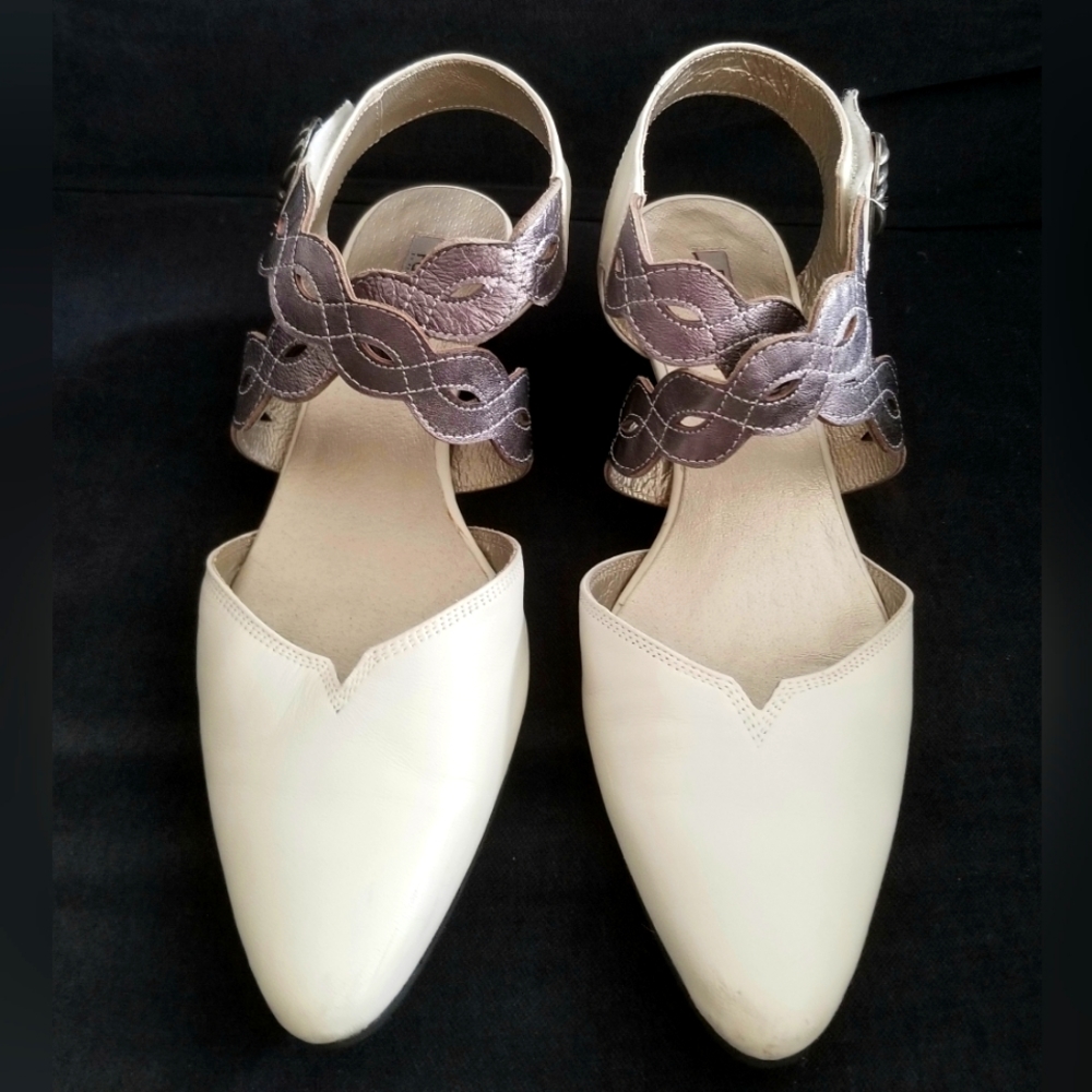 Stylish leather shoes, size 8